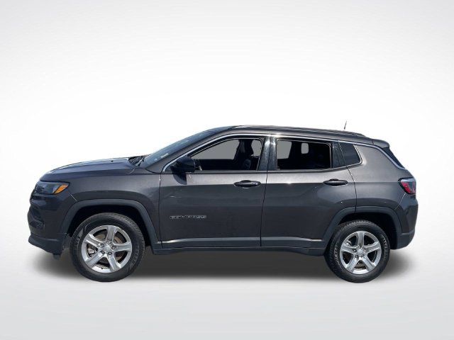 Used 2024 Jeep Compass Latitude AWD/4WD image 2