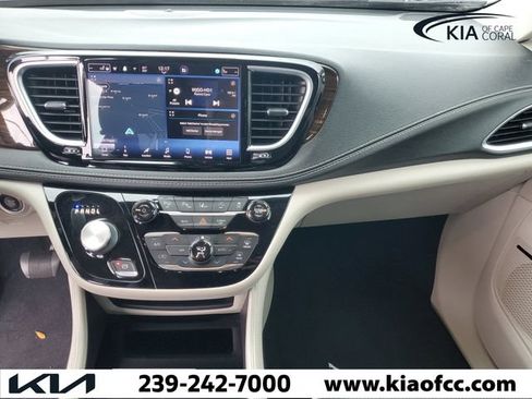 Used 2022 Chrysler Pacifica Limited FWD image 19