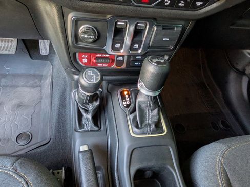 Used 2025 Jeep Wrangler Sport AWD/4WD image 26