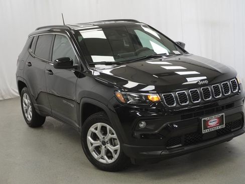 Used 2025 Jeep Compass Latitude AWD/4WD image 8