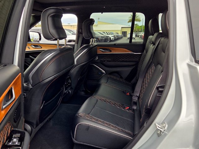 Used 2024 Jeep Grand Cherokee Summit AWD/4WD image 10
