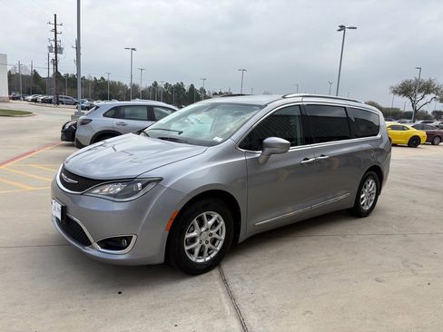 Used 2020 Chrysler Pacifica Touring-L image 4