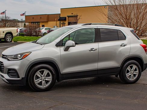 Used 2017 Chevrolet Trax LT w/ LT Convenience Package image 4