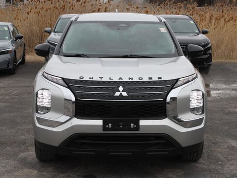 Used 2022 Mitsubishi Outlander ES image 2