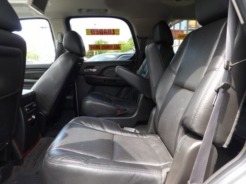 Used 2011 Cadillac Escalade Luxury AWD/4WD image 10