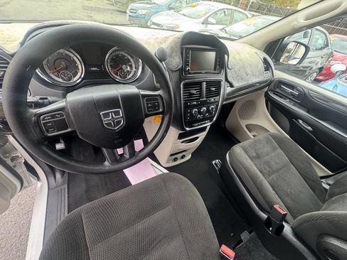 Used 2019 Dodge Grand Caravan SE w/ UConnect Hands-Free Group image 18