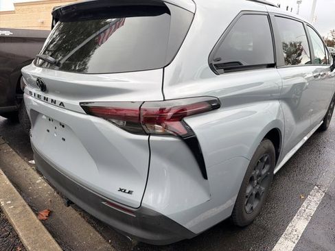 Certified 2025 Toyota Sienna XLE Woodland Edition image 5