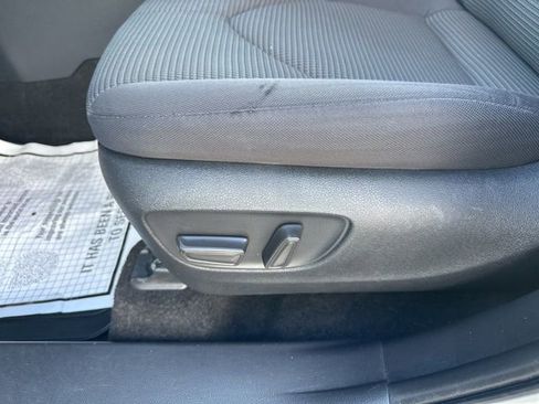 Used 2024 Toyota Highlander LE image 12