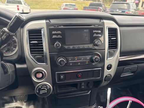 Used 2018 Nissan Titan SV image 9