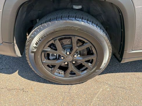 Certified 2025 Jeep Grand Cherokee L Laredo AWD/4WD image 18