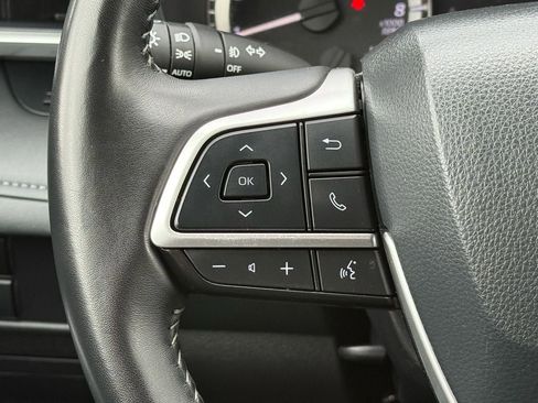 Used 2025 Toyota Highlander LE image 21