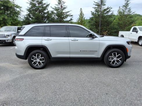 Used 2025 Jeep Grand Cherokee Altitude AWD/4WD image 4