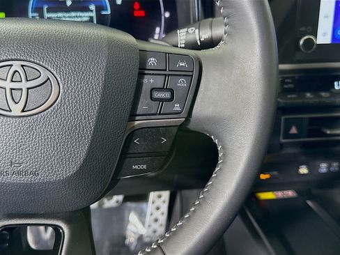 Used 2025 Toyota Camry SE w/ Convenience Package image 15