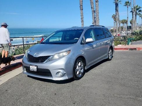 Used 2013 Toyota Sienna SE FWD image 2