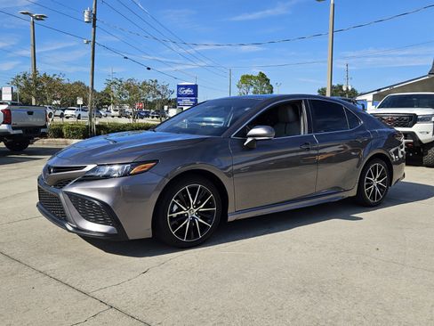 Certified 2024 Toyota Camry SE image 3