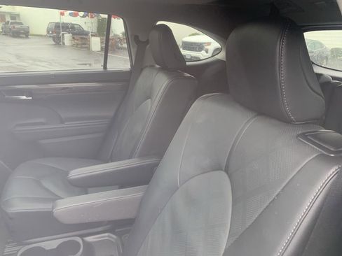 Used 2025 Toyota Highlander Platinum image 11