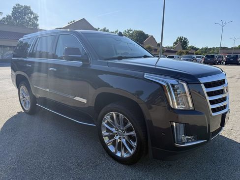 Used 2017 Cadillac Escalade Luxury AWD/4WD image 1