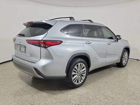 Used 2023 Toyota Highlander Platinum FWD image 5