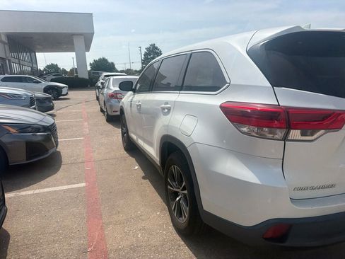 Used 2019 Toyota Highlander Plus FWD image 6