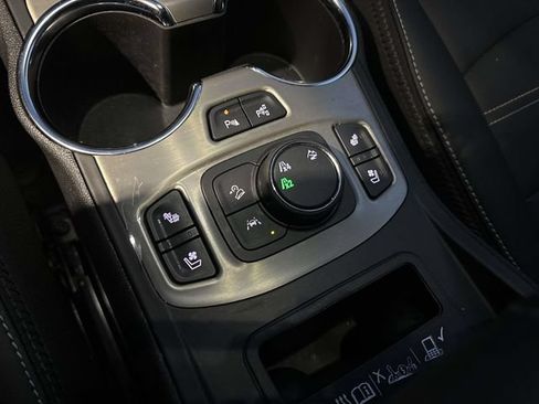 Certified 2024 GMC Terrain Denali w/ Denali Premium Package AWD/4WD image 33