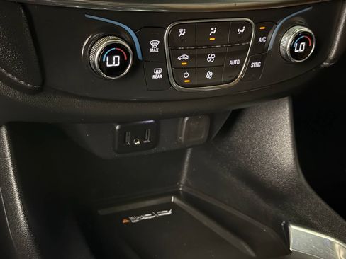 Used 2022 Chevrolet Traverse LT FWD image 48
