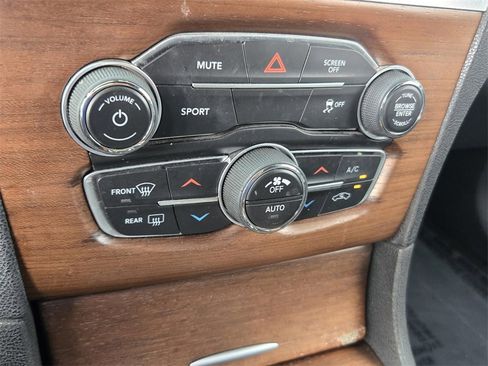 Used 2020 Chrysler 300 C image 20