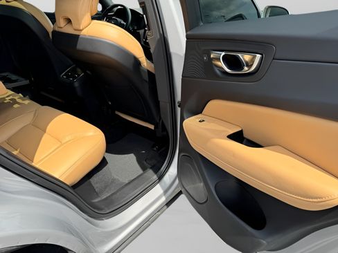 Used 2022 Volvo XC60 B5 Inscription FWD image 11