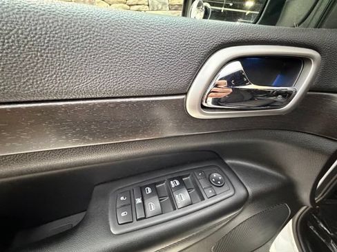 Used 2018 Jeep Grand Cherokee Laredo AWD/4WD image 27