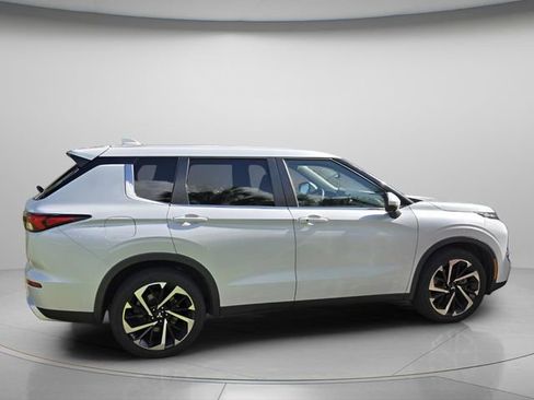 Used 2023 Mitsubishi Outlander SE FWD image 4
