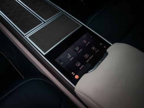 Used 2025 Land Rover Range Rover SV image 39