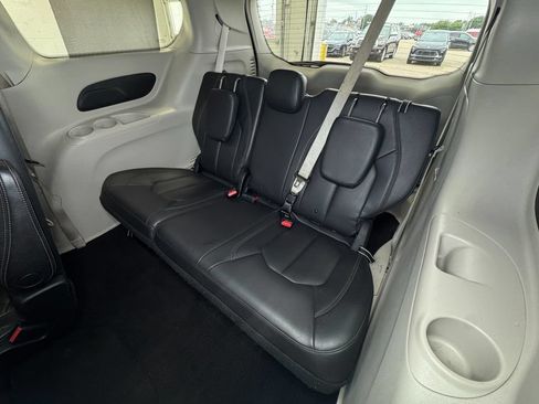 Used 2017 Chrysler Pacifica Touring-L FWD image 23