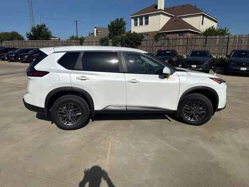 Used 2026 Nissan Rogue SV FWD image 4