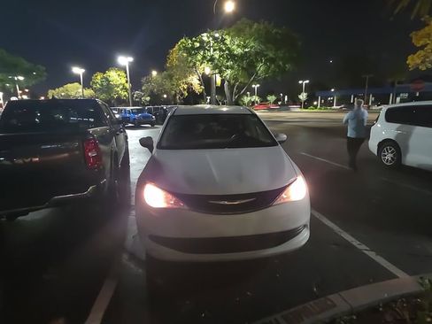 Used 2017 Chrysler Pacifica Touring w/ Tire & Wheel Group image 1