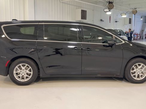 Used 2025 Chrysler Pacifica Select FWD image 2