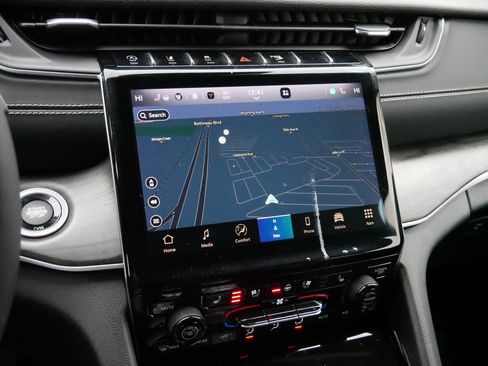 Certified 2023 Jeep Grand Cherokee Limited w/ Luxury Tech Group II image 22