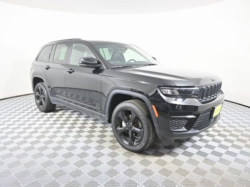 Used 2022 Jeep Grand Cherokee Altitude image 9