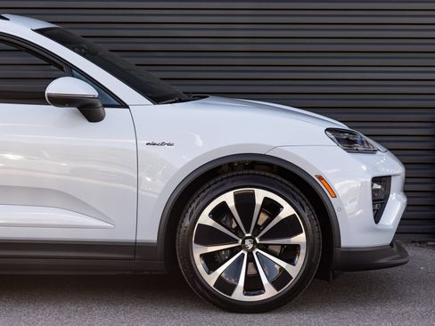 Certified 2026 Porsche Macan 4 Electric AWD/4WD image 9