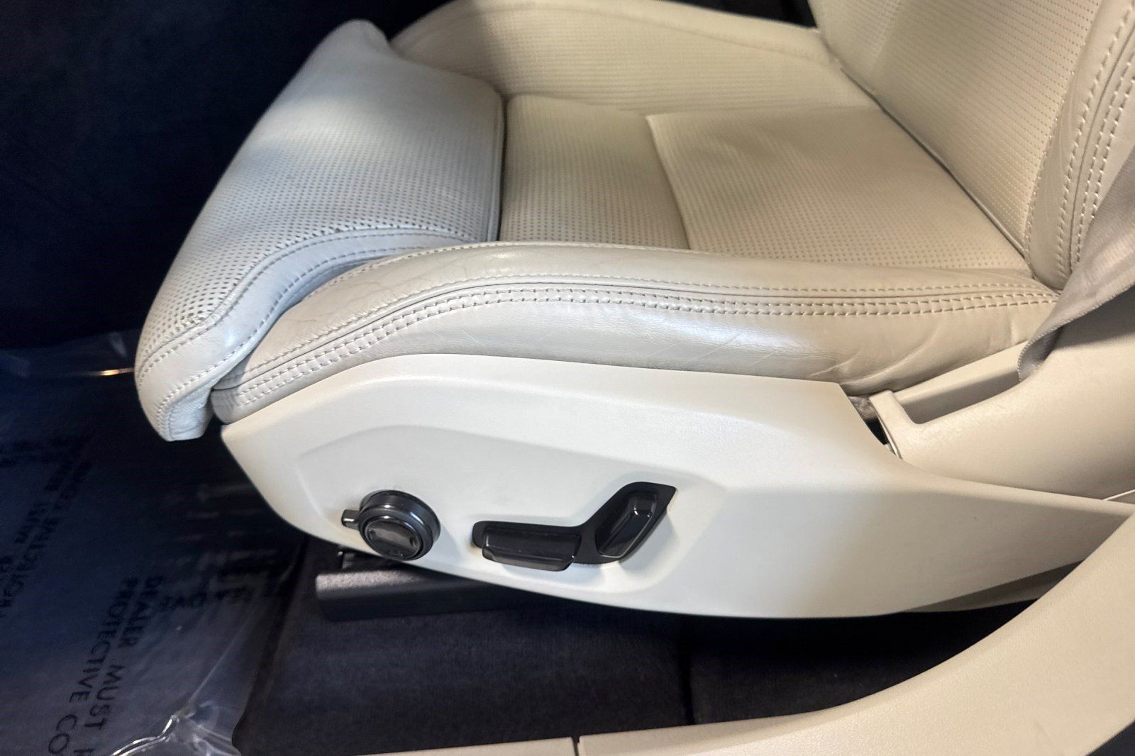 Used 2023 Volvo XC60 B5 Ultimate w/ Protection Package Premier FWD image 14