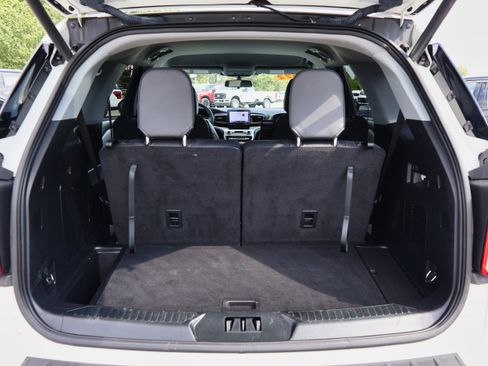 Used 2022 Ford Explorer XLT w/ Equipment Group 202A image 9