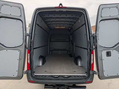 Used 2024 Mercedes-Benz Sprinter 2500 image 6