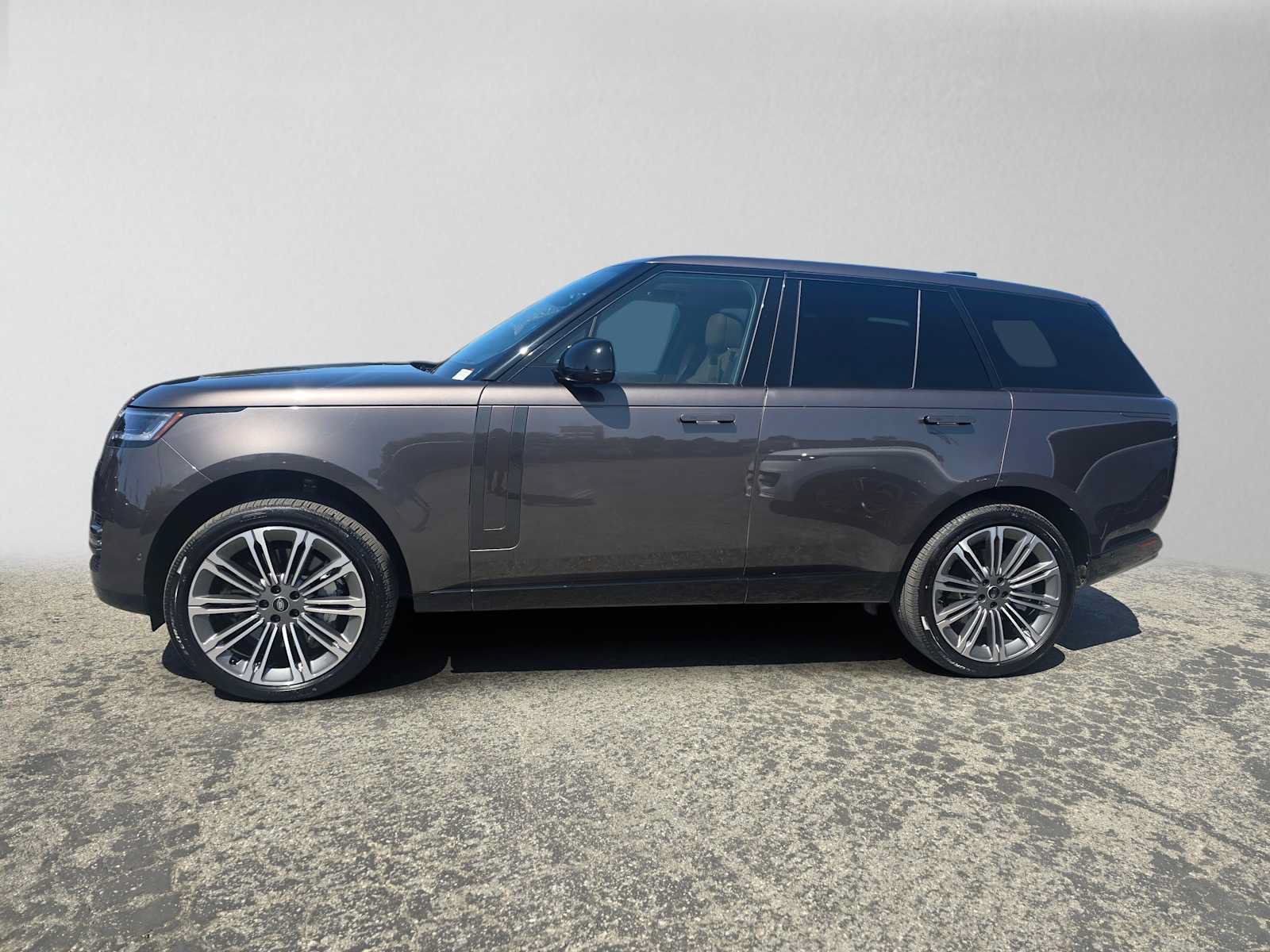 Used 2025 Land Rover Range Rover SE AWD/4WD image 2