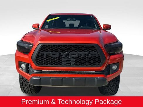 Used 2017 Toyota Tacoma TRD Off-Road image 2