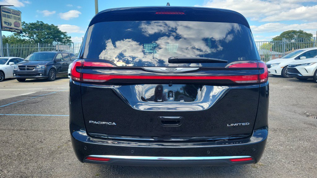 Used 2026 Chrysler Pacifica Limited FWD image 8