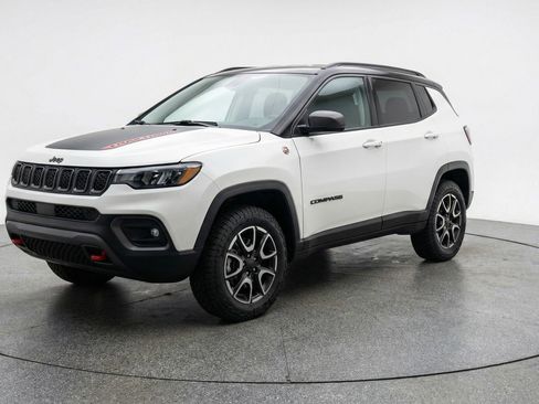 Used 2025 Jeep Compass Trailhawk AWD/4WD image 3