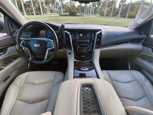 Used 2016 Cadillac Escalade Luxury AWD/4WD image 22
