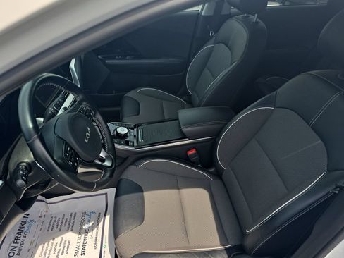 Used 2022 Kia Niro EX FWD image 13