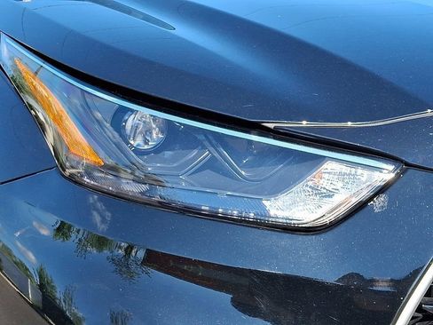 Used 2022 Toyota Highlander XLE AWD/4WD image 12