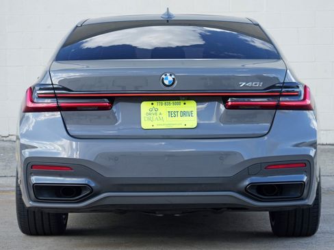 Used 2022 BMW 740i w/ M Sport Package RWD image 11