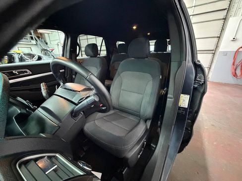 Used 2017 Ford Explorer XLT w/ XLT Technology Feature Bundle AWD/4WD image 7