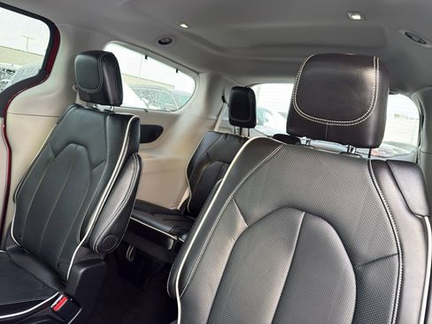 Used 2024 Chrysler Pacifica Limited image 33